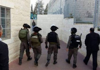 الاحتلال يقتحم مدرسة دير نظام ويعتدي على المعلمين ويعتقل طالبين