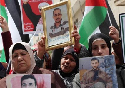 طولكرم: وقفة مساندة للأسرى المرضى والإداريين