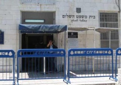 سلطات الاحتلال تعتدي على الأسير محمد أبو غنام ووالدته أثناء محاكمته