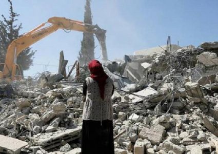 القدس: الاحتلال يُجبر عائلة مقدسية على هدم منزلها ذاتيا في بيت حنينا