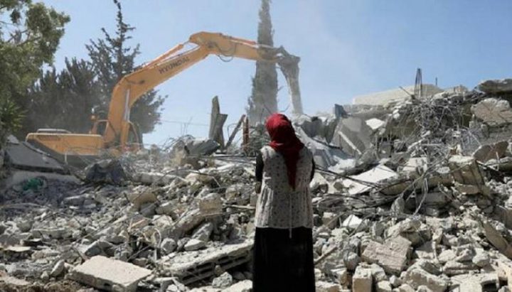 القدس: الاحتلال يُجبر عائلة مقدسية على هدم منزلها ذاتيا في بيت حنينا