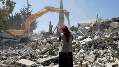 القدس: الاحتلال يُجبر عائلة مقدسية على هدم منزلها ذاتيا في بيت حنينا