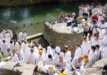 الكنائس التي تسير حسب التقويم الشرقي تحتفل بعيد الغطاس في نهر الأردن