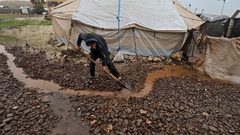 معاناة اللاجئين السوريين من الأمطار والبرد القارص في جسر الشغور بمحافظة إدلب