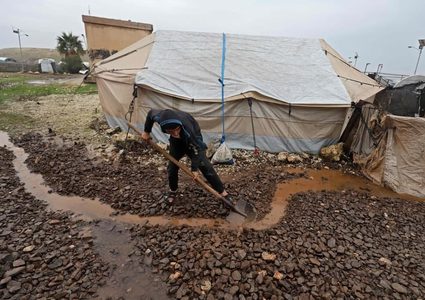 معاناة اللاجئين السوريين من الأمطار والبرد القارص بمحافظة إدلب