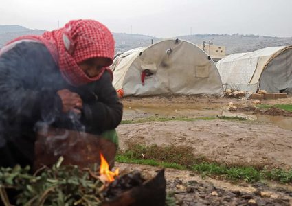 معاناة اللاجئين السوريين من الأمطار والبرد القارص بمحافظة إدلب