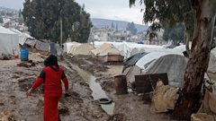 معاناة اللاجئين السوريين من الأمطار والبرد القارص في جسر الشغور بمحافظة إدلب