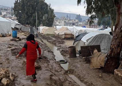 معاناة اللاجئين السوريين من الأمطار والبرد القارص بمحافظة إدلب