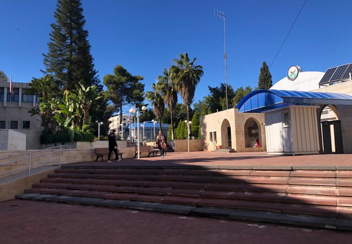 من أجواء أسبوع السحب والإضافة قبل أيام من بدء دوام طلبة جامعة النجاح الوطنية للفصل الدراسي الثاني.. تصوير بتول