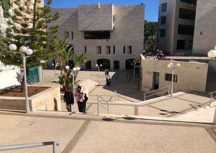 من أجواء أسبوع السحب والإضافة قبل أيام من بدء دوام طلبة جامعة النجاح الوطنية للفصل الدراسي الثاني.. تصوير بتول