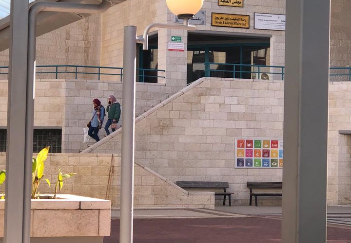 من أجواء أسبوع السحب والإضافة قبل أيام من بدء دوام طلبة جامعة النجاح الوطنية للفصل الدراسي الثاني.. تصوير بتول