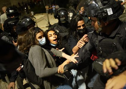 اعتقال 5 مقدسيين ومتضامنين خلال وقفة منددة بهدم منزلي عائلة الصالحية