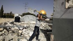 إجبار مقدسي على هدم منزله ذاتيا في حي وادي الجوز