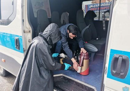 الشرطة في رام الله تقدم المساعدة للمواطنين في ظل المنخفض الجوي