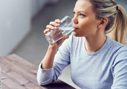 تعرف على نوع الماء الذي يفضل شربه على الريق