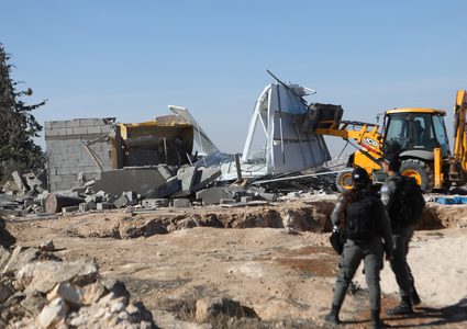 الاحتلال يجبر عائلة مقدسية على هدم منزلها في واد الجوز