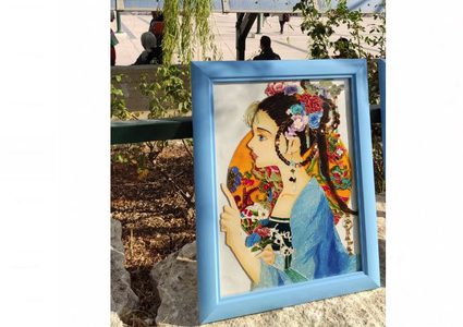 فن الرسم على الزجاج موهبة لاتزال على مقاعد الدراسة