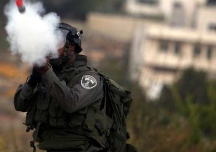 قوات الاحتلال تطلق النار وقنابل الغاز جنوب قطاع غزة