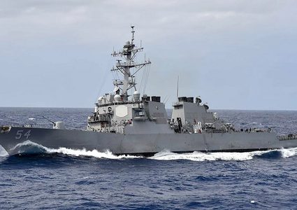 مدمرة أمريكية تدخل مياه جزر شيشا المتنازع عليها وبكين تطالب بوقف الاستفزازات