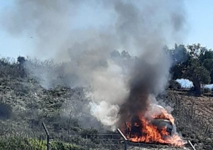 اصابة متضامنين اسرائيليين وإحراق سيارة بعد هجوم للمستوطنين جنوب نابلس