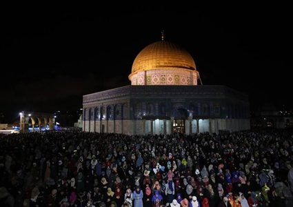 أعداد كبيرة تلبي نداء الفجر العظيم بالأقصى نصرة لـلنقب ودعما لعائلة الصالحية