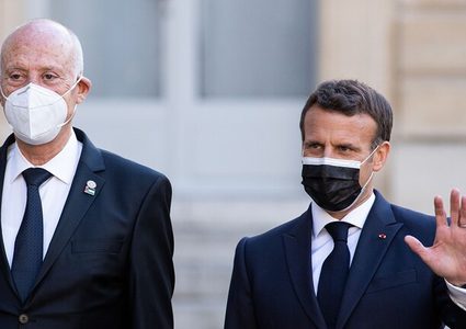ماكرون يدعو نظيره التونسي إلى تنفيذ مرحلة انتقالية "جامعة"