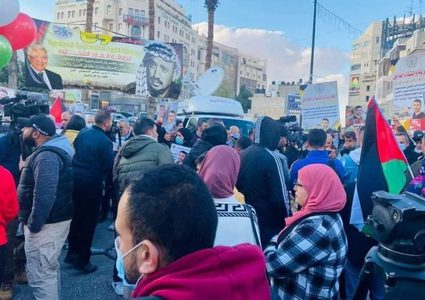 وقفة دعم وإسناد للأسير ناصر أبو حميد وسط رام الله