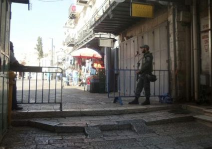 الاحتلال يغلق طريقا في باب حطة ويعتقل شابا من طريق الواد