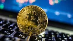 بتكوين تنهار.. فقدت 50% من قيمتها