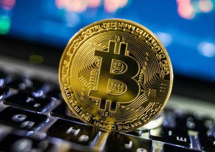 بتكوين تنهار.. فقدت 50% من قيمتها