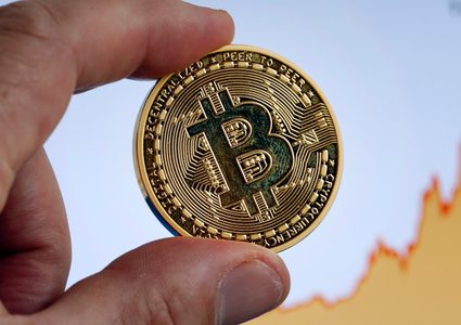 بتكوين تواصل الانهيار وتفقد أكثر من 50% من قيمتها