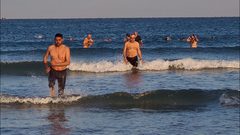 شبان ومسنون يمارسون السباحة بمربعينية الشتاء في غزة وينفذون فعالية البحث عن بحارة مصريين مفقودين منذ فترة قصيرة في مصر