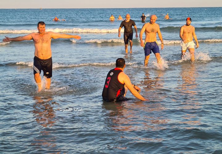 شبان ومسنون يمارسون السباحة بمربعينية الشتاء في غزة وينفذون فعالية البحث عن بحارة مصريين مفقودين منذ فترة قصيرة في مصر