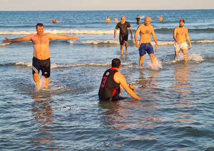 غزة: مسنون يمارسون السباحة في مربعينية الشتاء يوميا عند السادسة صباحا