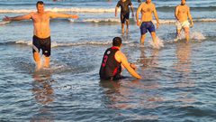 شبان ومسنون يمارسون السباحة بمربعينية الشتاء في غزة وينفذون فعالية البحث عن بحارة مصريين مفقودين منذ فترة قصيرة في مصر