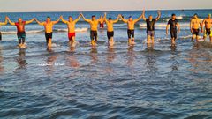 غزة: مسنون يمارسون السباحة في مربعينية الشتاء يوميا عند السادسة صباحا