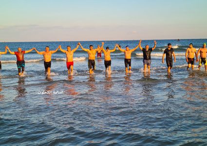 شبان ومسنون يمارسون السباحة بمربعينية الشتاء في غزة وينفذون فعالية البحث عن بحارة مصريين مفقودين منذ فترة قصيرة في مصر