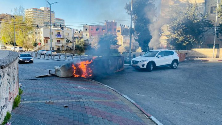 إغلاق طرق بمحيط “الأمعري” احتجاجًا على استمرار اعتقال ناصر أبو حميد