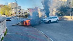 إغلاق طرق بمحيط “الأمعري” احتجاجًا على استمرار اعتقال ناصر أبو حميد