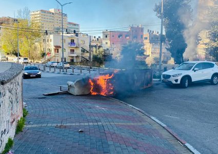 إغلاق طرق بمحيط “الأمعري” احتجاجًا على استمرار اعتقال ناصر أبو حميد