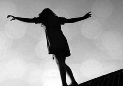 أم تقاضي عمالقة التواصل الاجتماعي بعد انتحار ابنتها