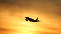 راكب بدون كمامة يجبر طائرة أميركية على العودة لمطار ميامي بعد الإقلاع
