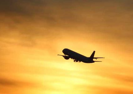 راكب بدون كمامة يجبر طائرة أميركية على العودة لمطار ميامي بعد الإقلاع