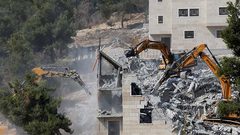 الاحتلال يخلي منزلا بالقوة في بلدة الطور تمهيدا لهدمه