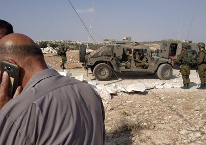 الخليل: مستوطنون يهاجمون المواطنين ويصيبون شابا برضوض بالبلدة القديمة