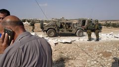 الخليل: مستوطنون يهاجمون المواطنين ويصيبون شابا برضوض بالبلدة القديمة