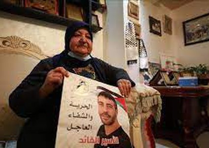 نقل الأسير ناصر أبو حميد إلى عيادة سجن الرملة رغم خطورة وضعه الصحي