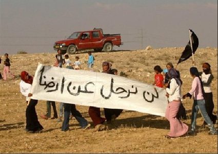 سلطات الاحتلال تسلم عائلة الهزيل إخطارا لإزالة خيمة الاعتصام في النقب