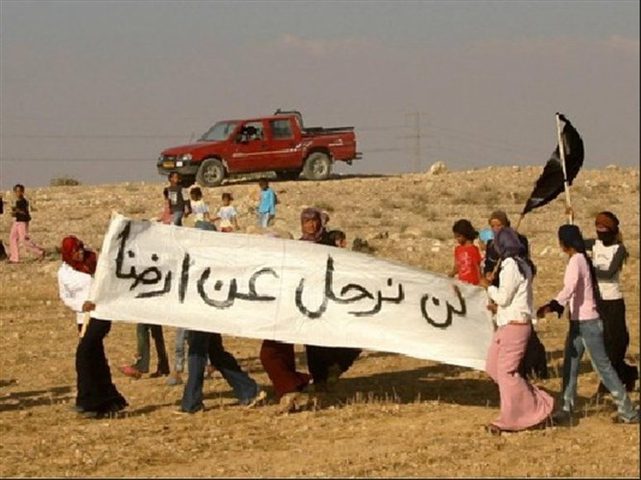 سلطات الاحتلال تسلم عائلة الهزيل إخطارا لإزالة خيمة الاعتصام في النقب