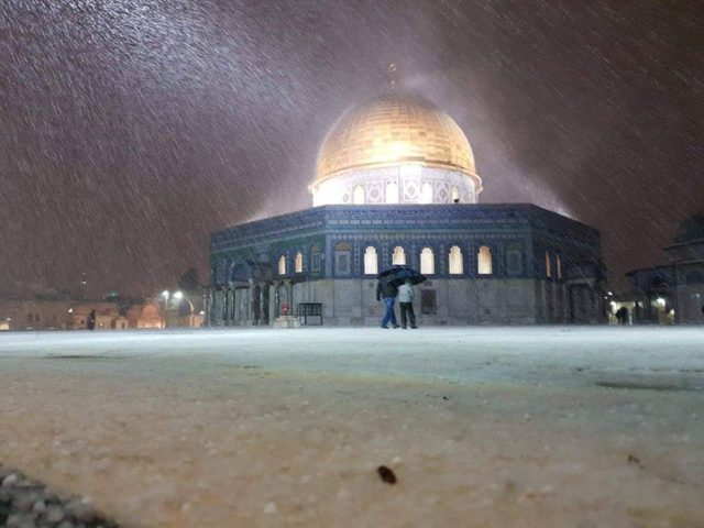 شاهد تساقط الثلوج مباشرة في القدس المحتلة